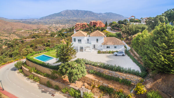 Contemporary Renovated Villa for Sale in La Mairena with Panoramic Views and Large Private Plot