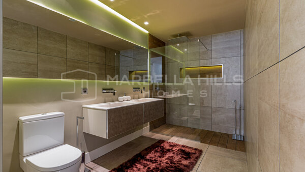 Stunning 3 bedroom duplex garden apartment with sea views in Grey D'Albion - Puerto Banus
