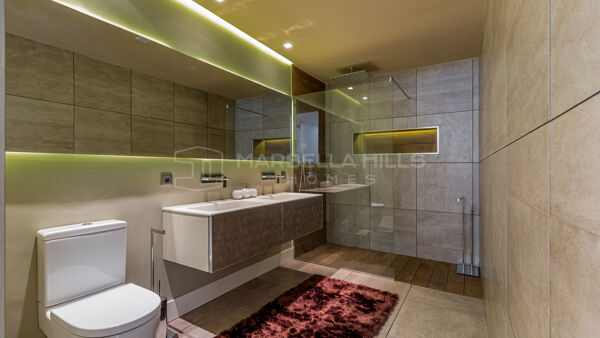Stunning 3 bedroom duplex garden apartment with sea views in Grey D'Albion - Puerto Banus