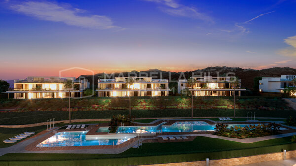 Apartamentos contemporáneos de 4 dormitorios en primera línea de golf con jardín y piscina privada en Marbella Este