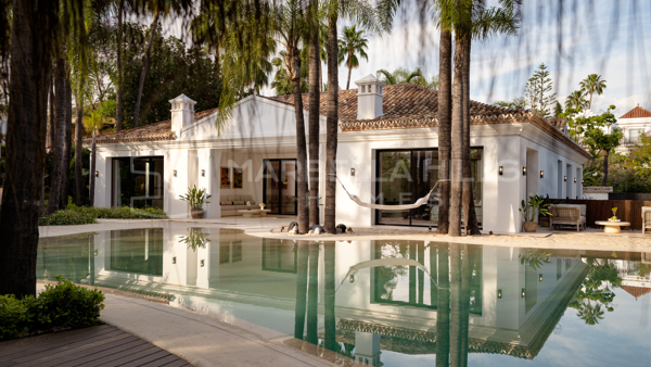Villa moderna de 6 dormitorios en venta en Nueva Andalucía, Marbella, cerca de Puerto Banús