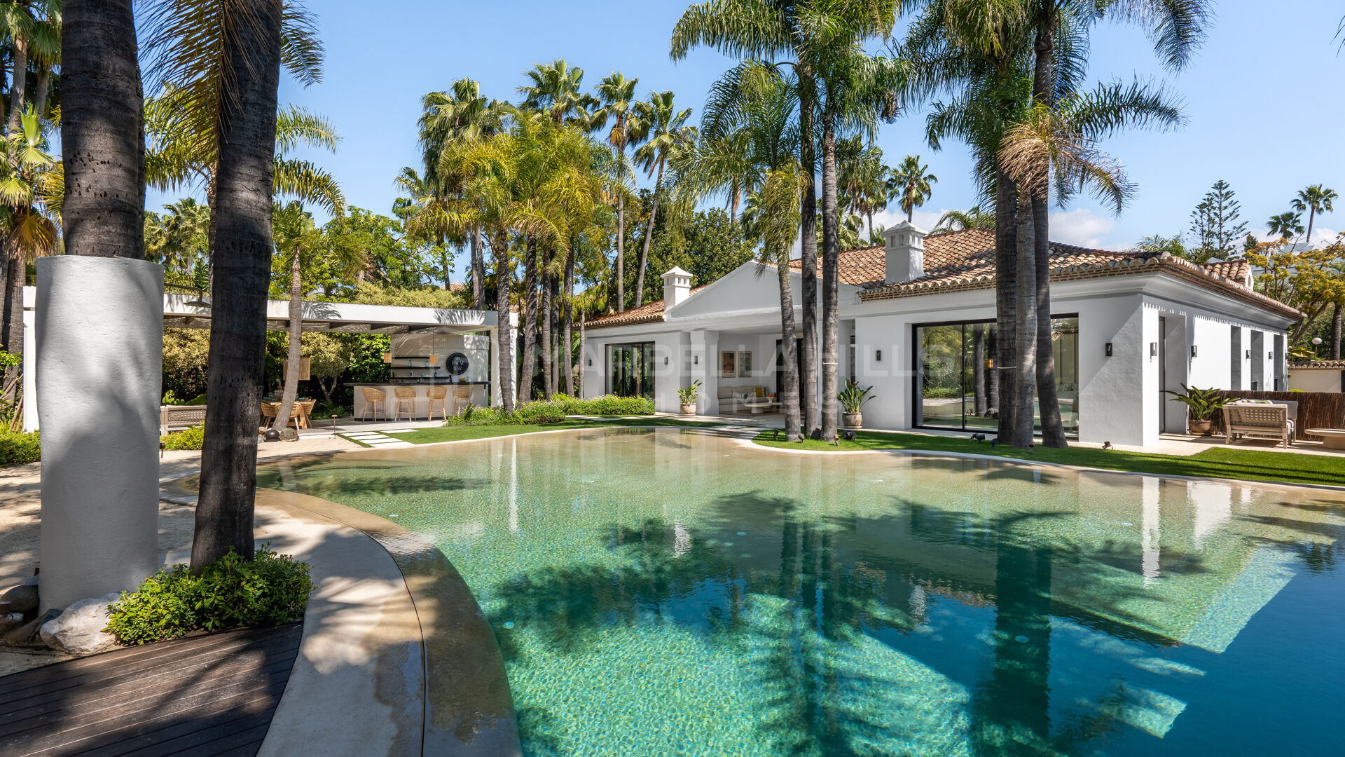 Villa moderna de 6 dormitorios en venta en Nueva Andalucía, Marbella, cerca de Puerto Banús