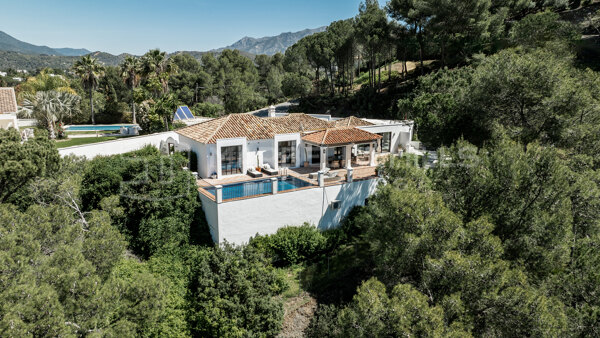Fantastic hideaway: Luxurious 4 bedroom villa with panoramic views and pool in El Madroñal - Benahavis