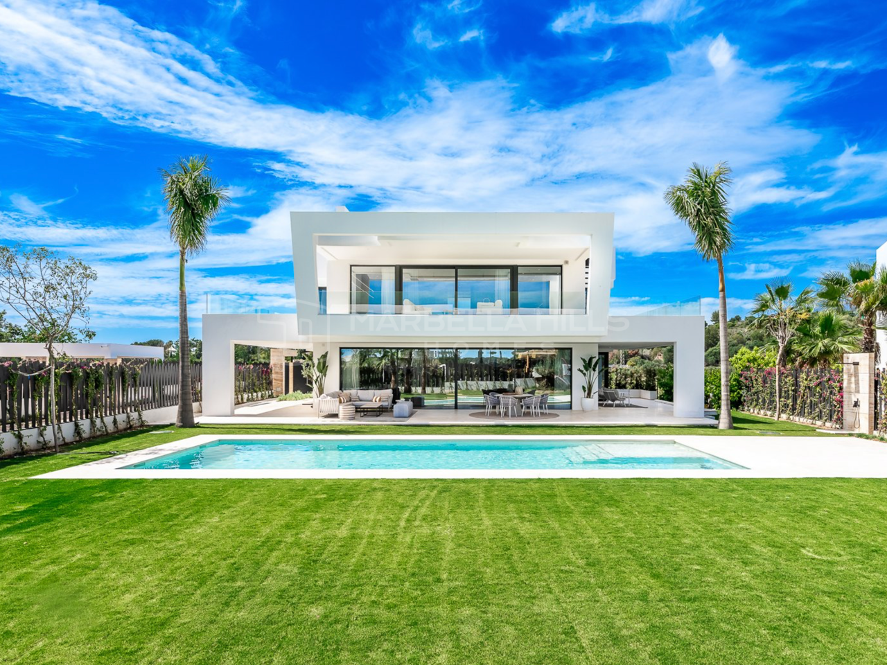 Exquisite 5 bedroom luxury villa with panoramic views in Marbella's Golden Mile