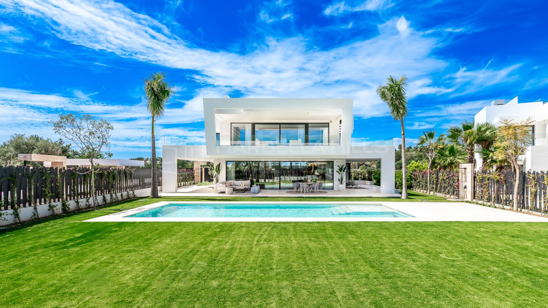 Exquisite 5 bedroom luxury villa with panoramic views in Marbella's Golden Mile