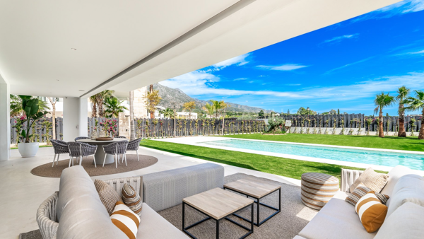 Exquisite 5 bedroom luxury villa with panoramic views in Marbella's Golden Mile