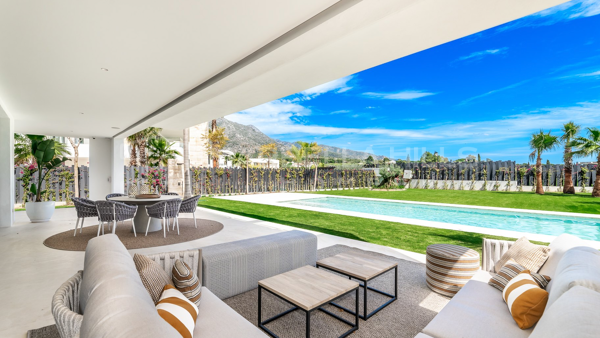 Exquisite 5 bedroom luxury villa with panoramic views in Marbella's Golden Mile