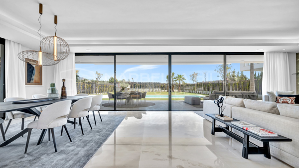 Exquisite 5 bedroom luxury villa with panoramic views in Marbella's Golden Mile
