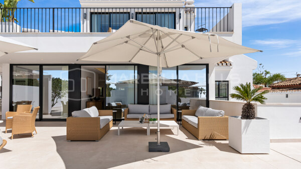 Luxueuse villa de 5 chambres avec vue sur la mer à Marbella Est - Une vie pleine d'élégance et de confort
