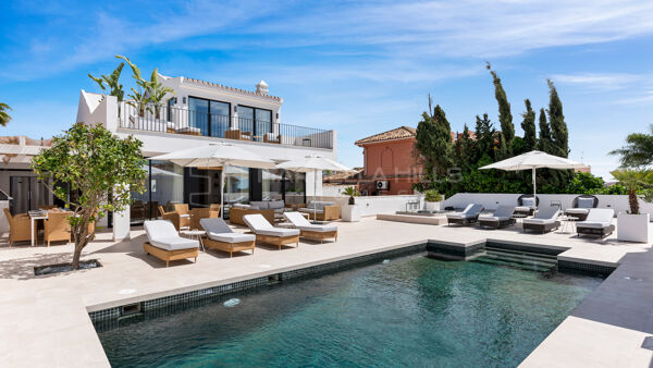 Luxueuse villa de 5 chambres avec vue sur la mer à Marbella Est - Une vie pleine d'élégance et de confort