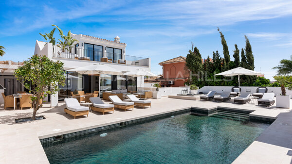Luxueuse villa de 5 chambres avec vue sur la mer à Marbella Est - Une vie pleine d'élégance et de confort