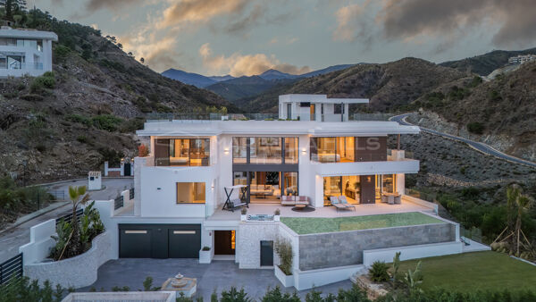 Elegant 6 Bedroom Villa for Sale in Lomas de la Quinta, Marbella | Sea Views and Gated Community