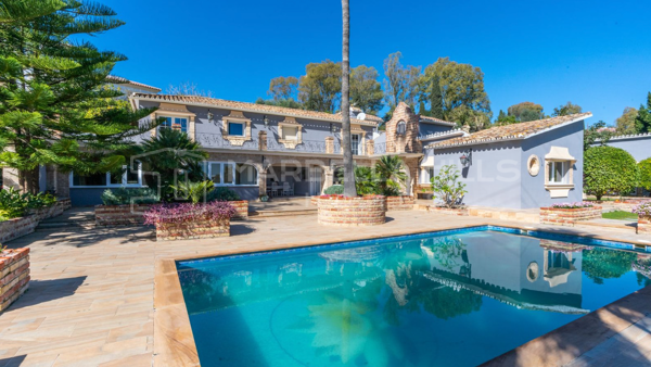 Luxuriöse 5 Schlafzimmer Villa mit mediterranem Flair und großem Potenzial in ruhiger Lage in Fuente del Espanto, Benahavis