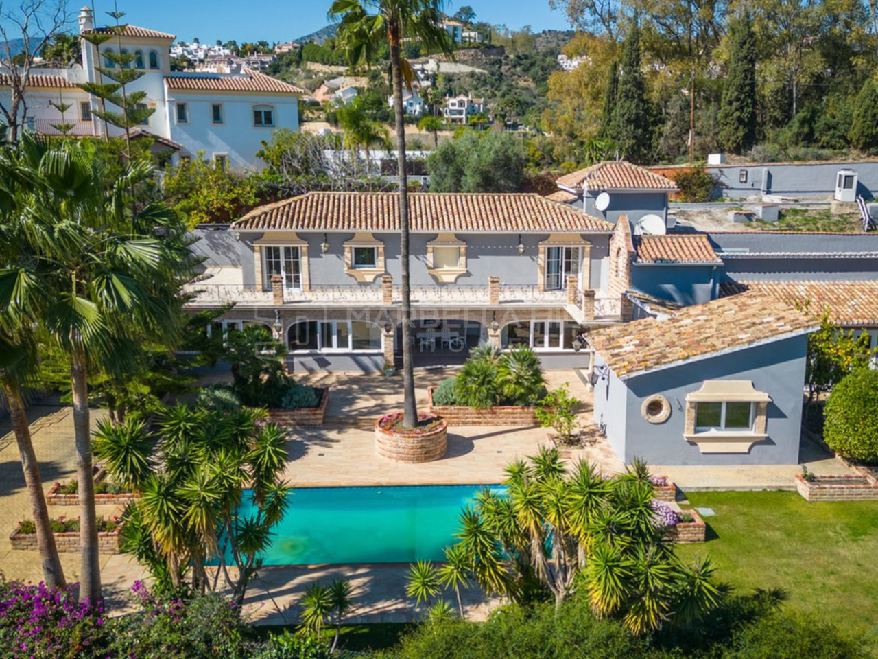 Luxueuse villa de 5 chambres avec une touche méditerranéenne et un grand potentiel dans un endroit calme à Fuente del Espanto, Benahavis