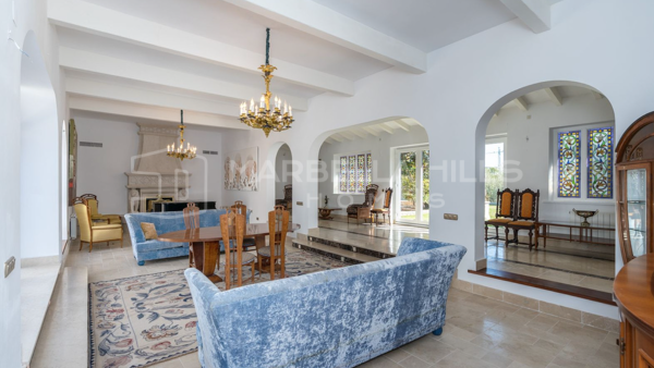 Luxuriöse 5 Schlafzimmer Villa mit mediterranem Flair und großem Potenzial in ruhiger Lage in Fuente del Espanto, Benahavis