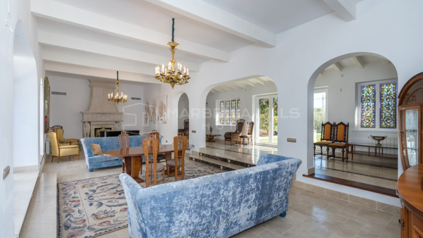 Luxueuse villa de 5 chambres avec une touche méditerranéenne et un grand potentiel dans un endroit calme à Fuente del Espanto, Benahavis