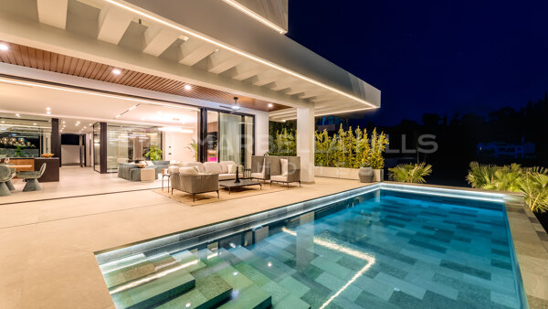 Luxury Villa for Sale in El Madroñal, Benahavís with Panoramic Sea Views, Spa, Indoor Pool & Smart Home Technology
