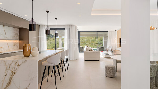 Villas de luxe contemporaines à vendre à Estepona Golf avec vues sur la mer et la montagne