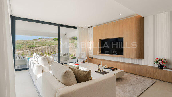 Villas de luxe contemporaines à vendre à Estepona Golf avec vues sur la mer et la montagne