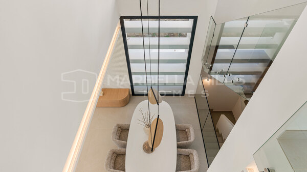 Villas de luxe contemporaines à vendre à Estepona Golf avec vues sur la mer et la montagne