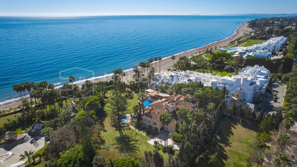 Mansion élégante en bord de mer avec 8 chambres et logement pour invités sur la Nouvelle Mille d'Or