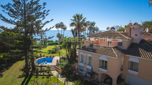 Mansion élégante en bord de mer avec 8 chambres et logement pour invités sur la Nouvelle Mille d'Or