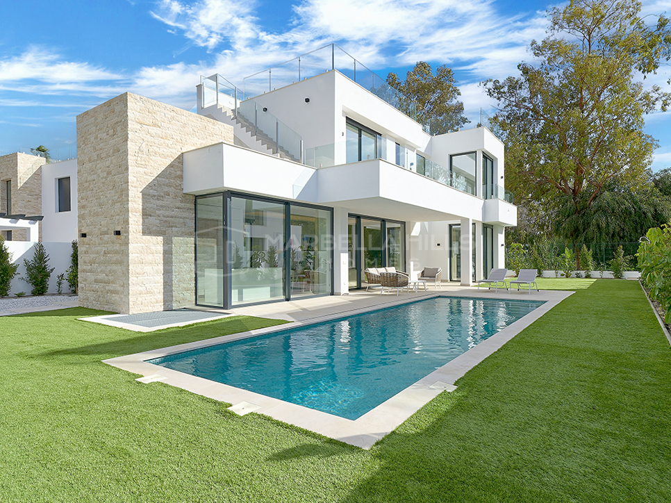 3 moderne Luxusvillen mit 5 Schlafzimmern zum Verkauf in Monte Biarritz, New Golden Mile – Estepona