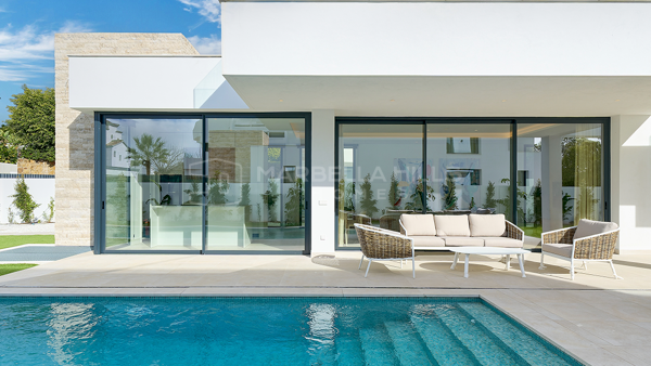 3 moderne Luxusvillen mit 5 Schlafzimmern zum Verkauf in Monte Biarritz, New Golden Mile – Estepona