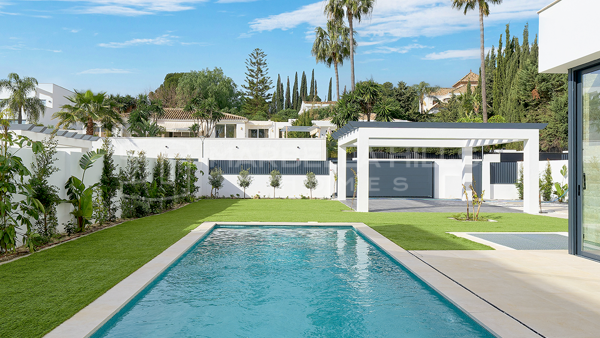 3 modern luxury 5 bedroom Villas for sale in Monte Biarritz, New Golden Mile - Estepona