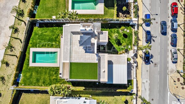 Villa moderna de lujo de nueva construcción con 5 dormitorios y vistas al mar en venta en la Nueva Milla de Oro - Estepona