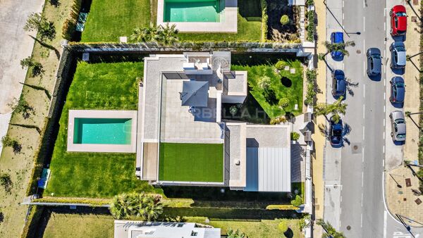 Villa moderna de lujo de nueva construcción con 5 dormitorios y vistas al mar en venta en la Nueva Milla de Oro - Estepona