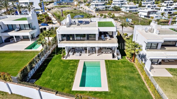 Villa moderna de lujo de nueva construcción con 5 dormitorios y vistas al mar en venta en la Nueva Milla de Oro - Estepona