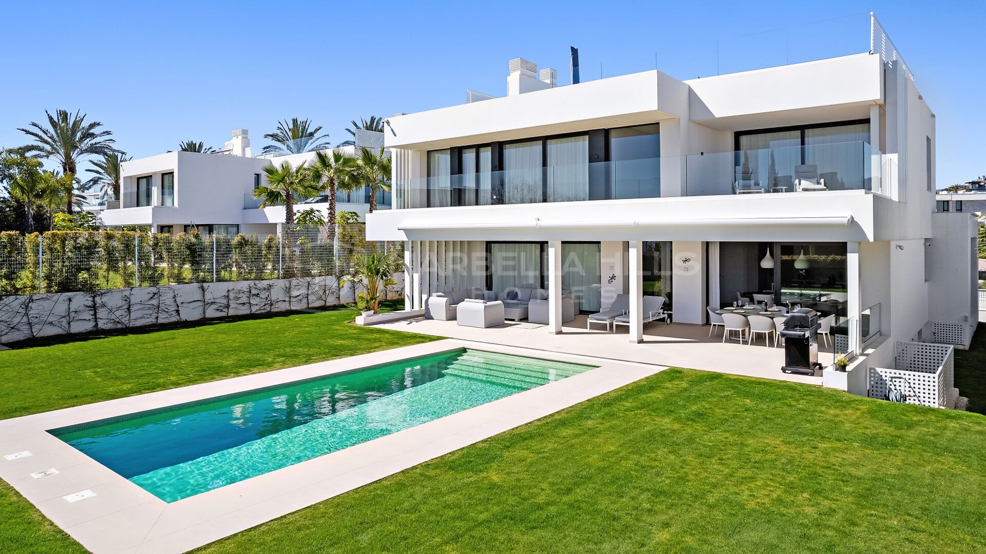 Villa moderna de lujo de nueva construcción con 5 dormitorios y vistas al mar en venta en la Nueva Milla de Oro - Estepona