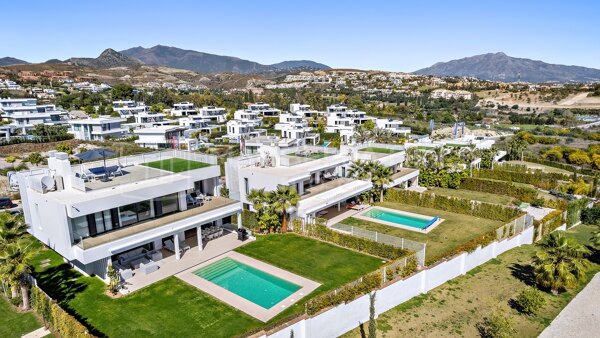 Villa moderna de lujo de nueva construcción con 5 dormitorios y vistas al mar en venta en la Nueva Milla de Oro - Estepona