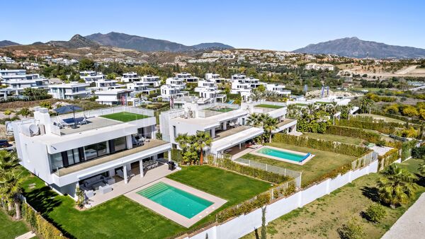 Villa moderna de lujo de nueva construcción con 5 dormitorios y vistas al mar en venta en la Nueva Milla de Oro - Estepona