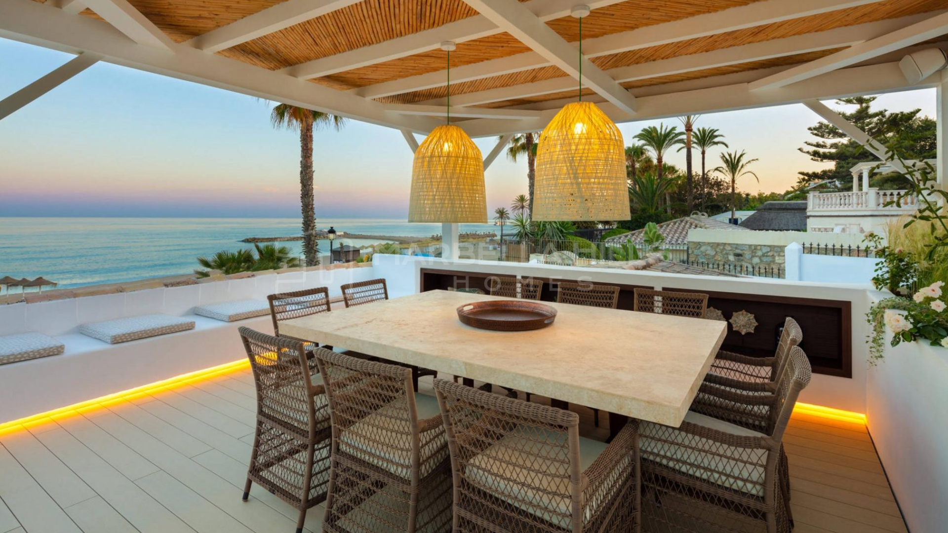 Meilleur emplacement à Marbella - Villa unique de 5 chambres en bord de mer sur le Golden Mile, Marbella
