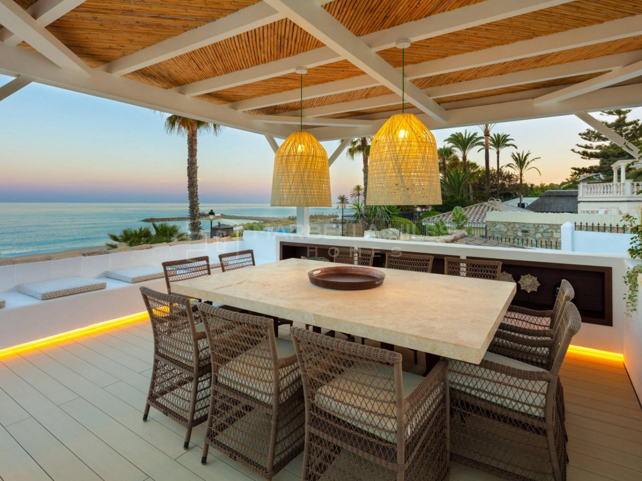 Meilleur emplacement à Marbella - Villa unique de 5 chambres en bord de mer sur le Golden Mile, Marbella