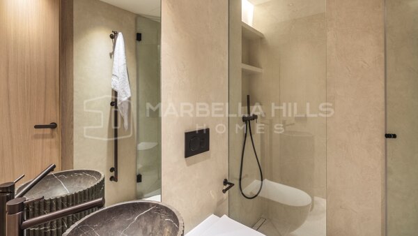 Apartamento en planta baja de 3 dormitorios recientemente reformado con vistas al jardín en Marina Puente Romano - Milla de Oro - Marbella