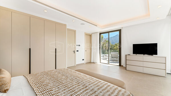 Luxury Villa for Sale in La Cerquilla Nueva Andalucía Marbella, Modern Villa with Private Pool Near Golf Valley