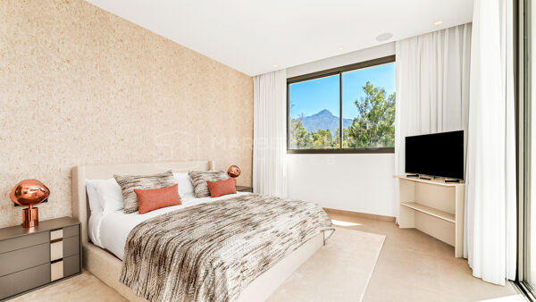 Luxury Villa for Sale in La Cerquilla Nueva Andalucía Marbella, Modern Villa with Private Pool Near Golf Valley