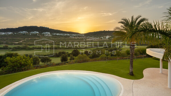 Einzigartige futuristische Villa mit 4 Schlafzimmern und Panoramablick in Finca Cortesin, Casares