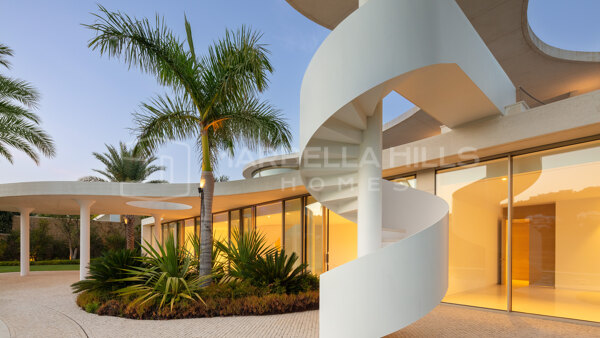 Einzigartige futuristische Villa mit 4 Schlafzimmern und Panoramablick in Finca Cortesin, Casares