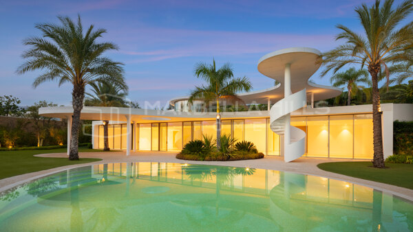 Einzigartige futuristische Villa mit 4 Schlafzimmern und Panoramablick in Finca Cortesin, Casares
