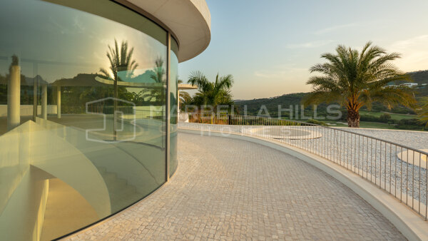 Einzigartige futuristische Villa mit 4 Schlafzimmern und Panoramablick in Finca Cortesin, Casares