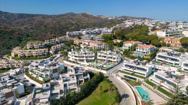 Lujoso complejo de obra nueva de espaciosos apartamentos con vistas panoramicas en Cabopino - Marbella Este