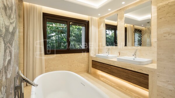 Refined 5 bedroom luxury frontline golf Villa with golf views in Nueva Andalucia