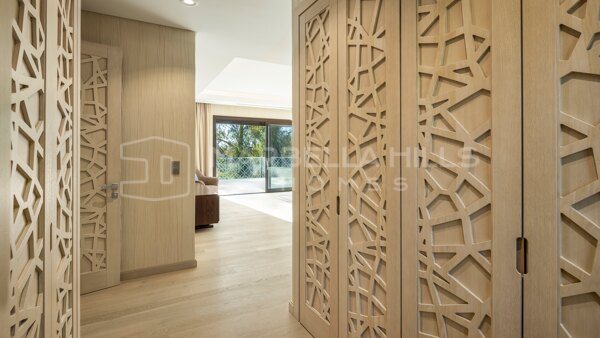 Refined 5 bedroom luxury frontline golf Villa with golf views in Nueva Andalucia