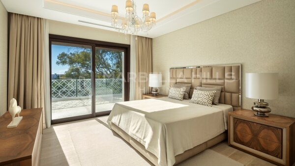 Refined 5 bedroom luxury frontline golf Villa with golf views in Nueva Andalucia