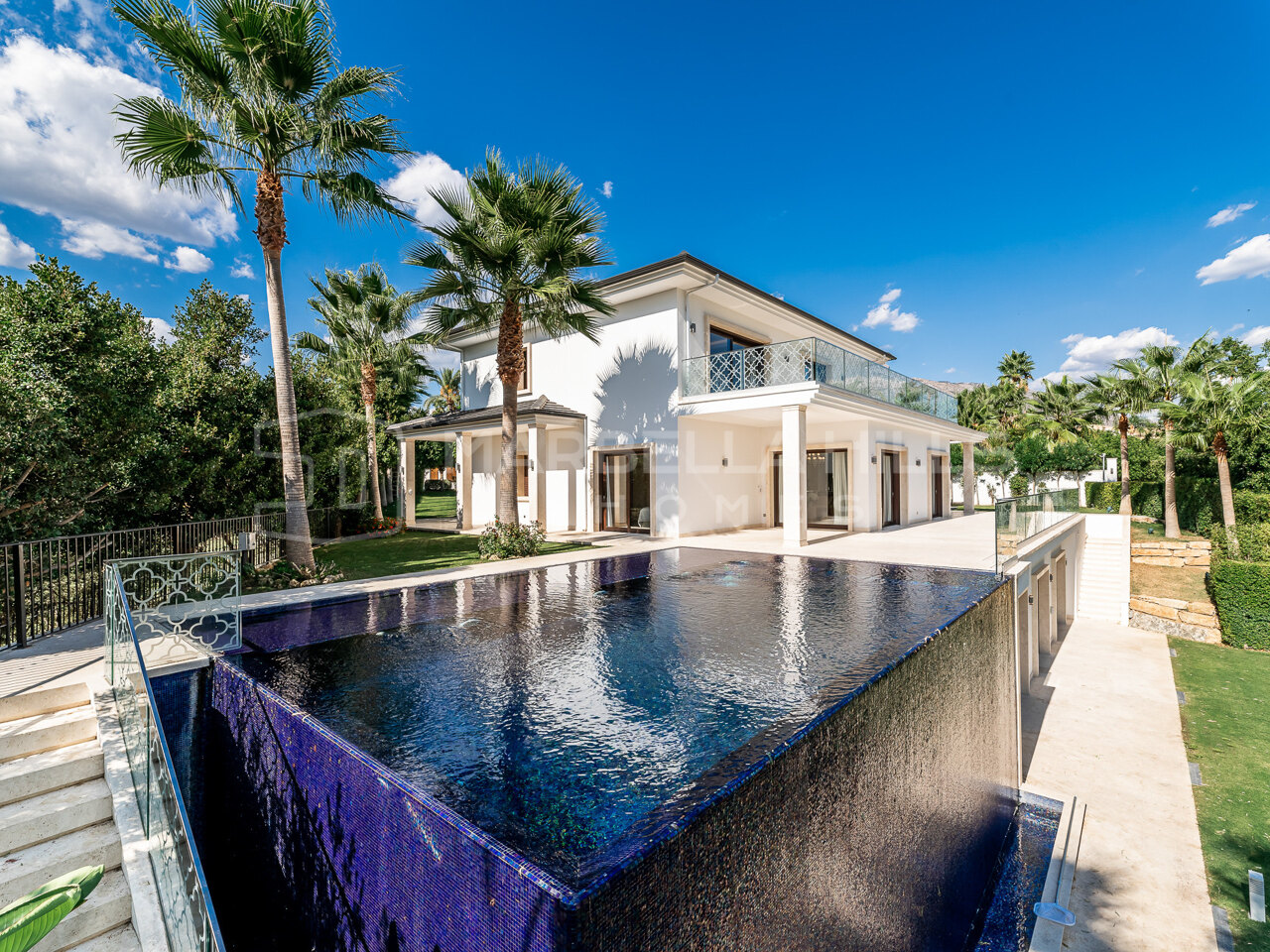 Refined 5 bedroom luxury frontline golf Villa with golf views in Nueva Andalucia