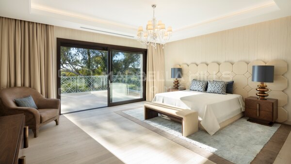 Refined 5 bedroom luxury frontline golf Villa with golf views in Nueva Andalucia